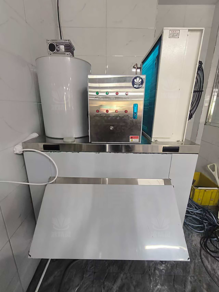 1吨片冰制冰机交付吉林四平市《晨阳生鲜超市》