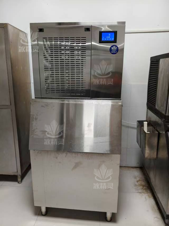 400公斤雪花制冰机交付江苏镇江市《扬中菲尔斯金陵大酒店》