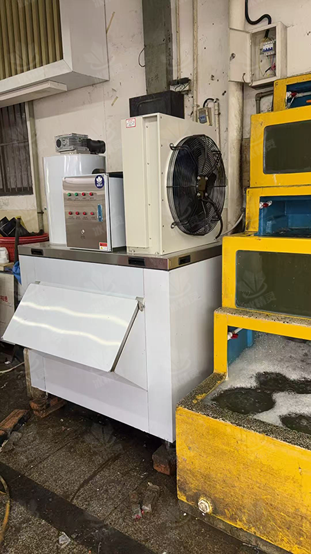 1吨片冰制冰机交付四川成都市双流区《海吉星海鲜购物广场》