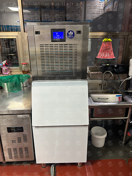 150公斤雪花制冰机交付甘肃省兰州市榆中县《音乐火锅》